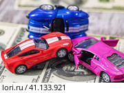 Концепция: удорожание ремонта автомобиля после аварии из-за нехватки запасных частей. Стоковое фото, фотограф Сергей Сергеев / Фотобанк Лори