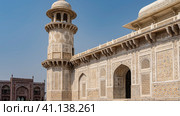 Fragment of the ancient tomb of Itmad-Ud-Daulah. The white marble walls are decorated with ornaments, lattices, patterns, inlays of precious stones. A minaret against the blue sky. India. Agra (2022 год). Стоковое фото, фотограф Вера Ивановна Кубарева / Фотобанк Лори
