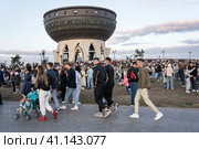 Люди на  городском мероприятии возле Центра семьи в городе Казани (2023 год). Редакционное фото, фотограф Владимир Дресвянников / Фотобанк Лори