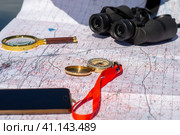 Экспедиционная карта с компасом и биноклем. Стоковое фото, фотограф Геннадий Соловьев / Фотобанк Лори