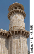 Details of the architecture of the ancient tomb of Itmad-Ud-Daulah. The marble minaret is decorated with carvings, ornaments, inlays of precious stones. Blue sky. India. Agra (2022 год). Стоковое фото, фотограф Вера Ивановна Кубарева / Фотобанк Лори