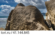 Coastal granite boulders. Close-up. Smoothed outlines, rough surface. In the distance - turquoise ocean, blue sky, clouds. Seychelles. Mahe (2022 год). Стоковое фото, фотограф Вера Ивановна Кубарева / Фотобанк Лори