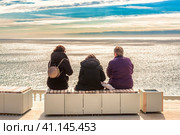 People sit on a bench by the sea. Стоковое фото, фотограф Владимир Ушаров / Фотобанк Лори