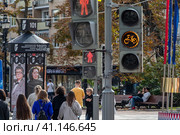 Вид на пешеходный переход и светофоры на Никитском бульваре в центре города Москвы, Россия (2023 год). Редакционное фото, фотограф Николай Винокуров / Фотобанк Лори
