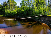 Деревянный подвесной мост через речку Линда. Стоковое фото, фотограф Илья Старков / Фотобанк Лори