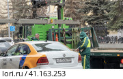 Moscow, Russia, September 04, 2021: a tow truck picks up an improperly parked car in the center of Moscow. Редакционное фото, фотограф Igor Skripachev / Фотобанк Лори