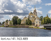 Вид на остров Столобный и Нило Столобенскую Пустынь. 2023 год. Стоковое фото, фотограф Юрий Кирсанов / Фотобанк Лори