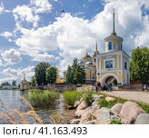 Нило-Столобенская (Нилова) пустынь. Вид на Светлицкую башню. Тверская область, Россия (2023 год) Стоковое фото, фотограф Юрий Кирсанов / Фотобанк Лори