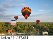 Воздушные шары летят летним вечером (2022 год). Редакционное фото, фотограф Елена Коромыслова / Фотобанк Лори