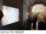 Директор ГИМ Левыкин Алексей Константинович у древней карты (2023 год). Редакционное фото, фотограф Дмитрий Неумоин / Фотобанк Лори