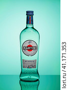 Bottle of Martini Bianco famous Italian vermouth (2022 год). Редакционное фото, фотограф Дмитрий Львович Алферов / Фотобанк Лори