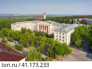 Республика Башкортостан, город Уфа летом: главный корпус Уфимского государственного нефтяного технического университета (УГНТУ). Вид с воздуха. Republic of Bashkortostan, Ufa city in summer: the main building of the Ufa State Petroleum Technical University (USNTU). Aerial view. (2023 год). Стоковое фото, фотограф Евгений Романов / Фотобанк Лори