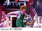 Клоун Максим Карпов (Масё) из клоунского трио "Без Носков" на сцене I Международного фестиваля Московского цирка Никулина на Цветном бульваре "Артист" в городе Москве, Россия (2023 год). Редакционное фото, фотограф Николай Винокуров / Фотобанк Лори