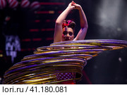 Альдана Абдуллаева (Азербайджан) во время выступления с номером "Игра с хула-хупами на зеркальном шаре"  на арене I Международного фестиваля Московского цирка Никулина на Цветном бульваре "Артист" в городе Москве, Россия (2023 год). Редакционное фото, фотограф Николай Винокуров / Фотобанк Лори
