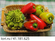 Овощи вкусные и полезные в корзинке. Стоковое фото, фотограф Ольга Дмитренко / Фотобанк Лори