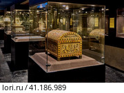 Replica of wooden chest depicting pharaoh in form of sphinx trampling his enemies. Treasures from tomb of Tutankhamun. (2021 год). Редакционное фото, фотограф Ирина Кононова / Фотобанк Лори