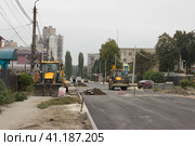 Дорожно- строительный участок. Строительство дороги и тротуара на улице Доватора.  Липецк. (2023 год). Редакционное фото, фотограф Евгений Будюкин / Фотобанк Лори