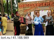 Русские народные артисты исполняют песни и частушки. Гармонист, гармонь. Фольклорный фестиваль в городе Воронеж. (2023 год). Редакционное фото, фотограф Надежда Глазкина / Фотобанк Лори