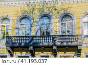 Балкон на здании Васильчиковой-Оболенского-фон Мекк. Ныне здание Российской шахматной федерации. Гоголевский бульвар, дом 14. Москва (2015 год). Стоковое фото, фотограф Владимир Устенко / Фотобанк Лори