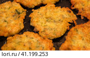 Juicy delicious Homemade Hash browns roasted in cast-iron skillet. Fried Hash brown Preparing in a frying pan. Traditional boxty raggmunk. Potatoes pancakes latkes, flapjacks or potato vada. Close Up. Стоковое видео, видеограф Марина Демидюк / Фотобанк Лори