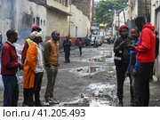 People on dirty streets in downtown Nairobi. Kenya, Africa (2022 год). Редакционное фото, фотограф Алексей Кузнецов / Фотобанк Лори