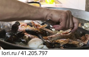frying pan with fresh seafood. Стоковое видео, видеограф Boris Vasilenko / Фотобанк Лори