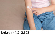 The child applies a special cream to atopic skin. Dermatitis, diathesis, allergy on the child's body. Стоковое видео, видеограф Терехова Марина / Фотобанк Лори