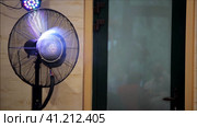 Electric air humidifier with beautiful lighting. Air ventilation indoors. Электрический увлажнитель воздуха с красивой подсветкой. Вентиляция воздуха в помещении. Стоковое видео, видеограф Egor Sarantstv / Фотобанк Лори