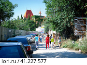 A group of people goes on an excursion to the palace of Princess Gagarina, July 2015. Редакционное фото, фотограф Алексей Сорокин / Фотобанк Лори