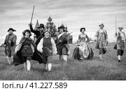 Участники исторического клуба "Гардемарин" (г. Кондопога) на фоне Кижского архитектурного ансамбля. Летний облачный день. Редакционное фото, фотограф Сергей Цепек / Фотобанк Лори