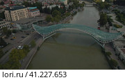 Пешеходный мост Мира через реку Кура в центре столицы Грузии. Вид на старый город.Тбилиси. Грузия 04.09.23 (2023 год). Редакционное видео, видеограф Ярославский Максим / Фотобанк Лори