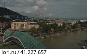 Пешеходный мост Мира через реку Кура в центре столицы Грузии. Вид на старый город.Тбилиси. Грузия 04.09.23 (2023 год). Редакционное видео, видеограф Ярославский Максим / Фотобанк Лори