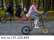 Посетитель в Московского осеннего велофестиваля катаются на велосипедах в парке у Речного вокзала в городе Москве, Россия (2023 год). Редакционное фото, фотограф Николай Винокуров / Фотобанк Лори