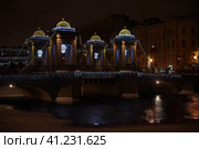 Lomonosov Bridge - a bridge across the Fontanka River in the Central District of St. Petersburg, with New Year's night illumination (2019 год). Редакционное фото, фотограф Анна Кривицкая / Фотобанк Лори