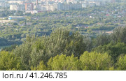 Панорама города сверху и зеленый массив города.Panorama of the city from above and the green area of the city. Стоковое видео, видеограф Egor Sarantstv / Фотобанк Лори