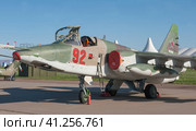 Российский и советский бронированный военный дозвуковой самолёт-штурмовик Су-25СМ3 "Супер грач" Frogfoot на Международном авиасалоне МАКС, Жуковский, Россия, вид слева-спереди (2019 год). Редакционное фото, фотограф Малышев Андрей / Фотобанк Лори