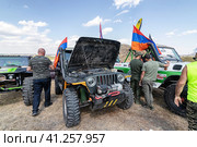 SUVs with specially reinforced suspension stand in the field before the start of the rally (2023 год). Редакционное фото, фотограф Сергей Сергеев / Фотобанк Лори