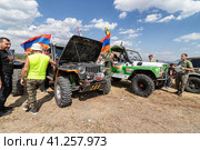 Rally SUV with an open hood is inspected before the race (2023 год). Редакционное фото, фотограф Сергей Сергеев / Фотобанк Лори