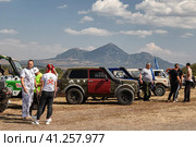 Racing off-road vehicles are lined up for display and inspection before the competition against the backdrop of Mount Beshtau (2023 год). Редакционное фото, фотограф Сергей Сергеев / Фотобанк Лори