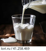 Fresh milk is poured into a clear glass glass. Generated by AI. Стоковое AI-изображение, AI-художник Ярославский Максим / Фотобанк Лори