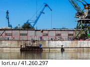 Workers are on the Shipyard at Danube river (2014 год). Редакционное фото, фотограф EugeneSergeev / Фотобанк Лори