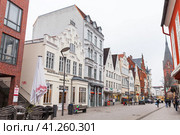 Flensburg, Germany. People walk the Grosse Strasse (2017 год). Редакционное фото, фотограф EugeneSergeev / Фотобанк Лори