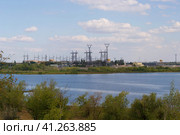 Волгоград, река Волга, вид на Волжскую ГЭС — крупнейшую гидроэлектростанцию Волжско-Камского каскада и Европы, пейзаж (2023 год). Редакционное фото, фотограф Андрей Цыганков / Фотобанк Лори