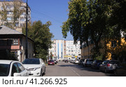 Старая узкая  улица город с двухсторонней парковкой машин. Липецк. (2023 год). Стоковое фото, фотограф Евгений Будюкин / Фотобанк Лори