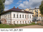 Город Углич, улица Спасская, дом 8. Здание бывшей угличской уездной земской управы, ныне многоквартирный жилой дом (2023 год). Редакционное фото, фотограф Наталья Николаева / Фотобанк Лори