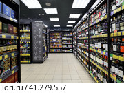 Moscow, Russia - January 21. 2019. Different types of wine on counter of Winlab store in Zelenograd (2023 год). Редакционное фото, фотограф Володина Ольга / Фотобанк Лори