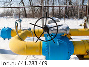 Шаровый кран установленный на газопроводе. Стоковое фото, фотограф Игорь Дашко / Фотобанк Лори