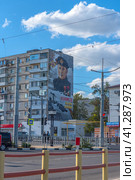House with graffiti on the facade depicting Tsezar Lvovich Kunikov - Soviet officer, commander of the landing detachment that captured the Malaya Zemlya bridgehead, Hero of the Soviet Union in the hero city of Novorossiysk (2023) Редакционное фото, фотограф Анна Кривицкая / Фотобанк Лори