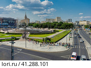 Пешеходы на площади Европы Киевский вокзал (2023 год). Редакционное фото, фотограф Галина Царькова / Фотобанк Лори