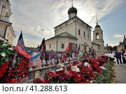Moscow, Russia, September 4, 2023: Spontaneous national memorial for fallen Russian soldiers and to creators of Wagner PMC - Evgeny Prigozhin and Dmitry Utkin on Varvarka Street, between Cathedral of St. Maximus Blessed and bell tower of Znamensky Monastery. Редакционное фото, фотограф Алексей Антипов / Фотобанк Лори